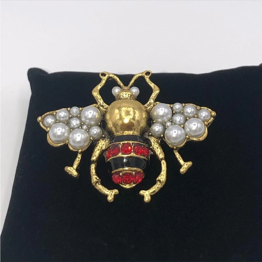 Pearl Bee Brooch - Picture 7 of 7